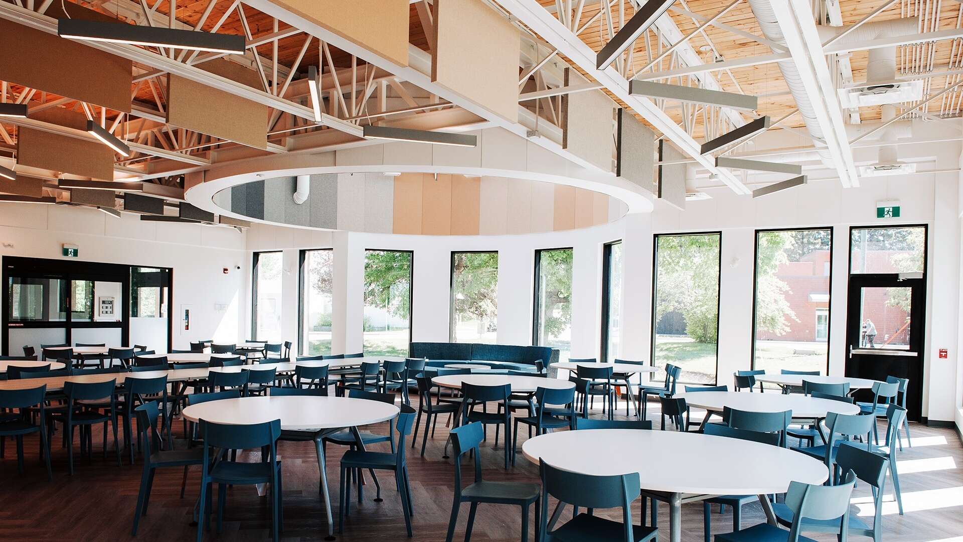 Lakeview dining meeting area 1920x1080